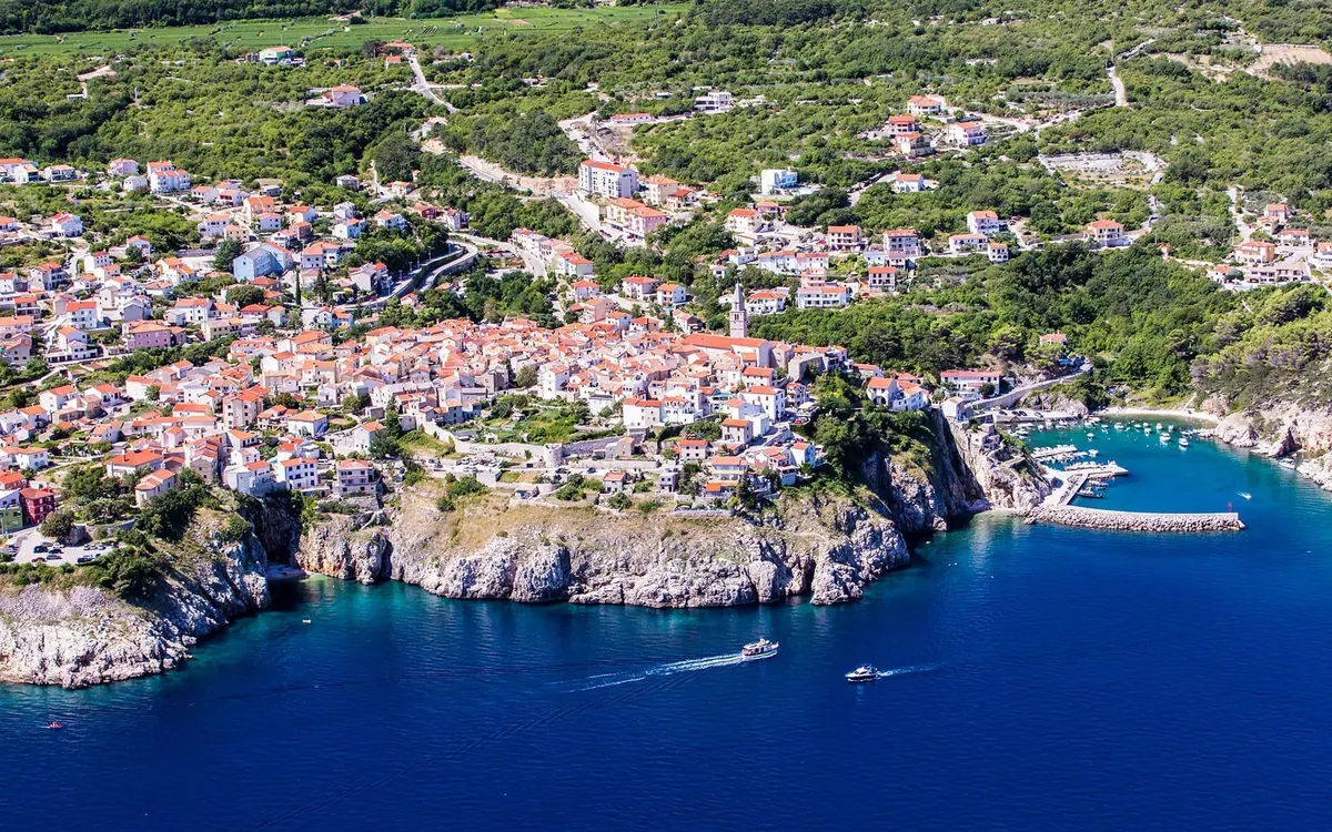 Vrbnik na stijeni iznad mora